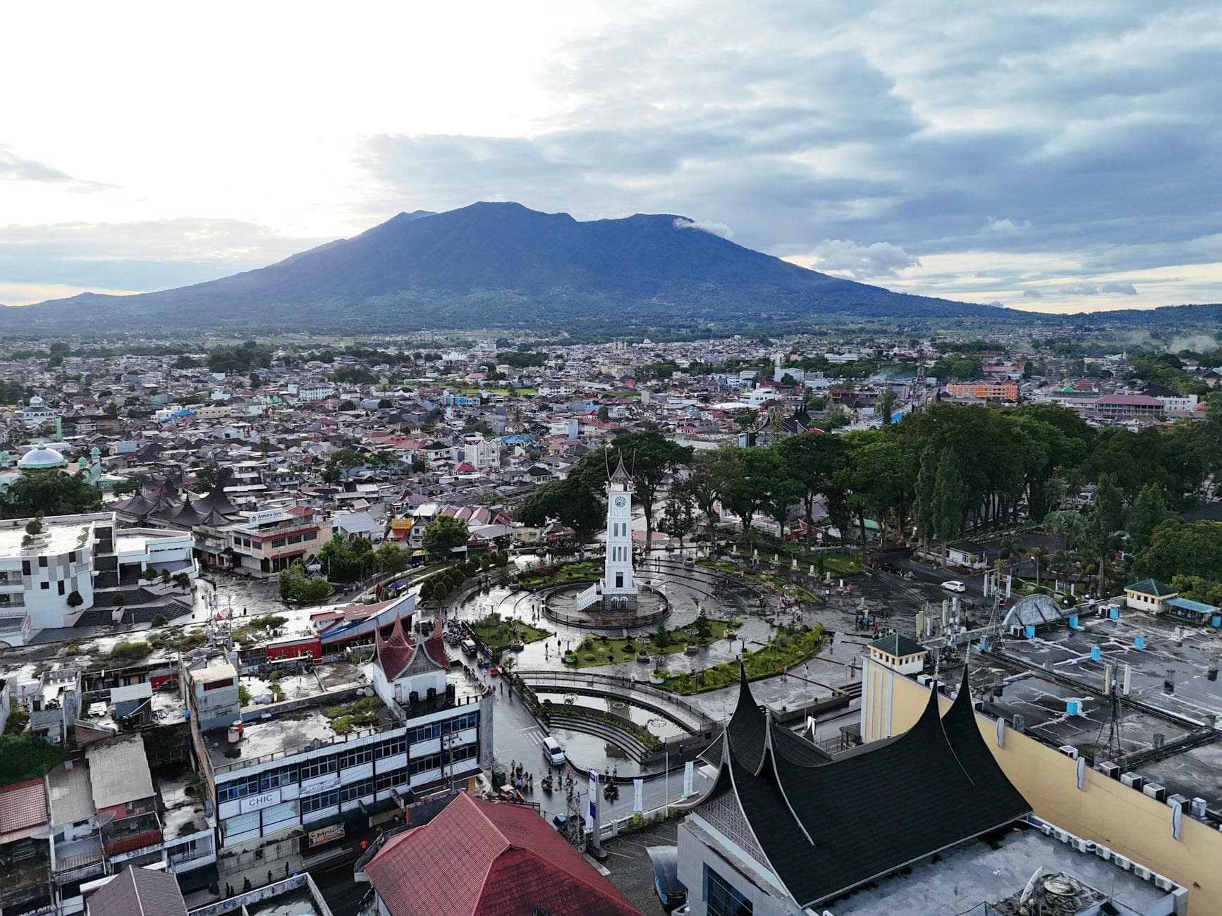 Lanaʻi City (art galleries, coffee)